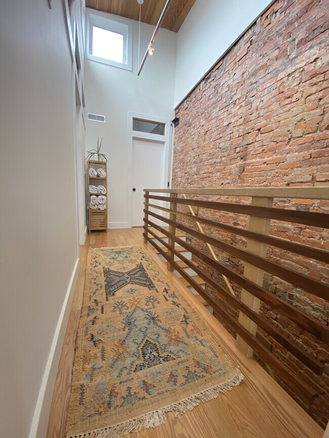 Sala - 2010 S Philip St