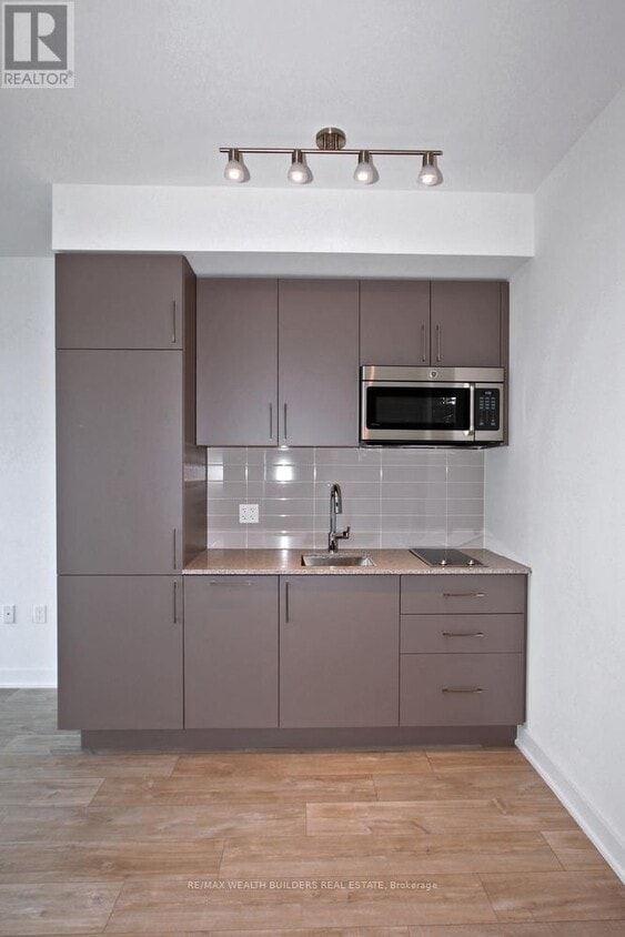 Primary Photo - 576 Front St W