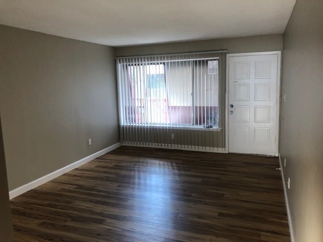 Building Photo - Cute 2 Bedroom Unit at Pier One with washer/dryer