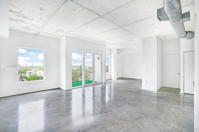 Building Photo - 10 SW South River Dr