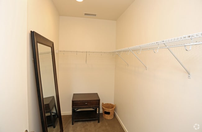 Walk-in Closet - Ovation 309