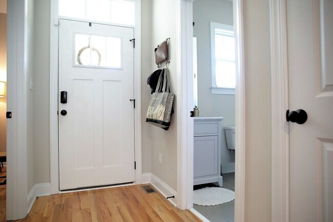 Foto del edificio - Gorgeous, New Home in Rocketts Landing: Available in July!