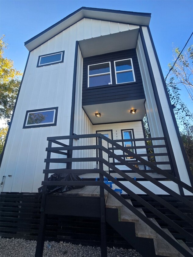 Primary Photo - 2207 Des Chaumes St