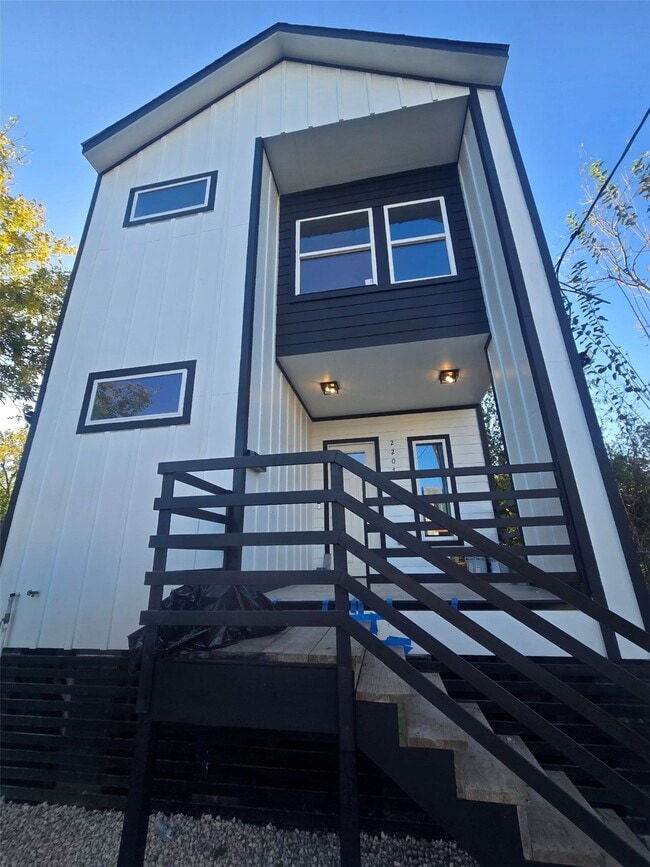 Building Photo - 2207 Des Chaumes St