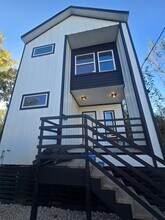 Building Photo - 2207 Des Chaumes St