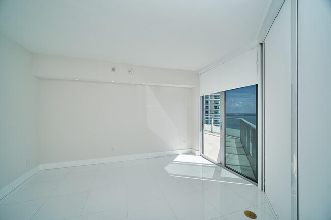Foto del edificio - 1300 Brickell Bay Dr