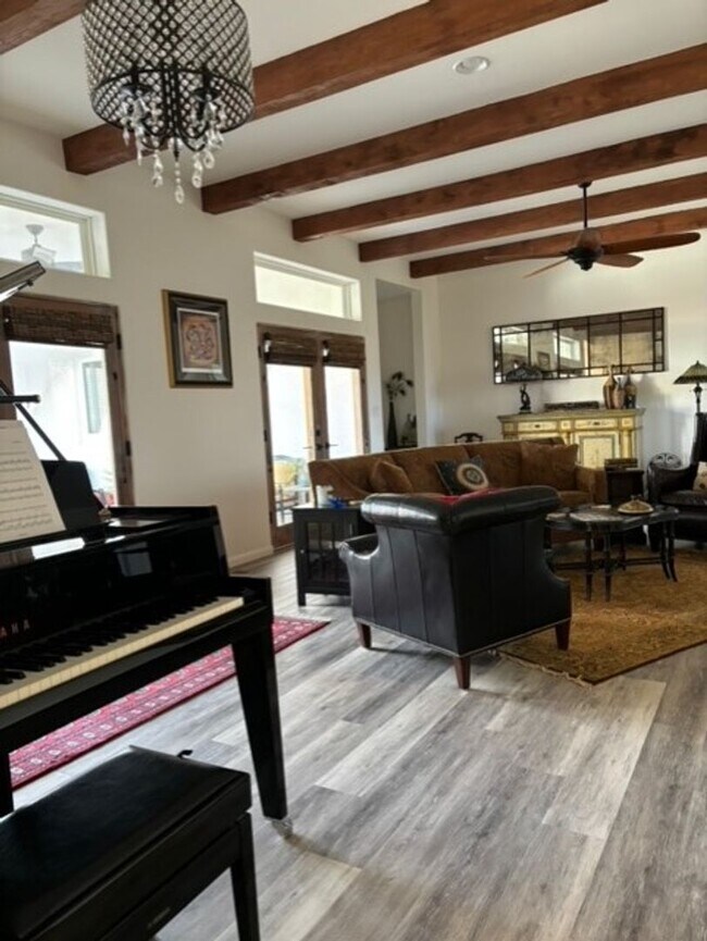 Building Photo - 3 bedroom, 3 bath Executive Furnished Home...