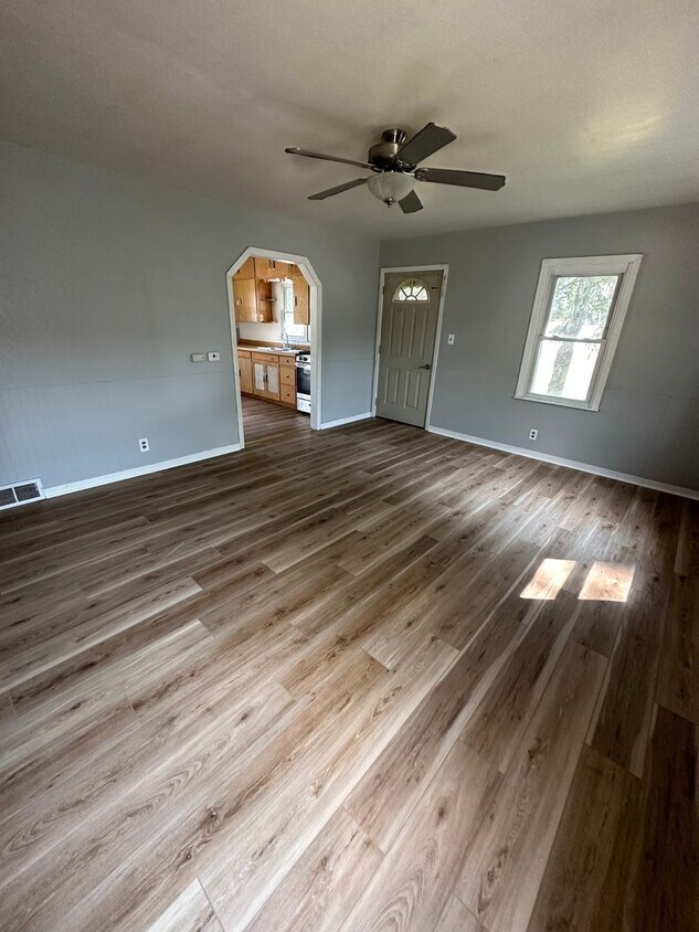 Primary Photo - Updated 2 bedroom home!