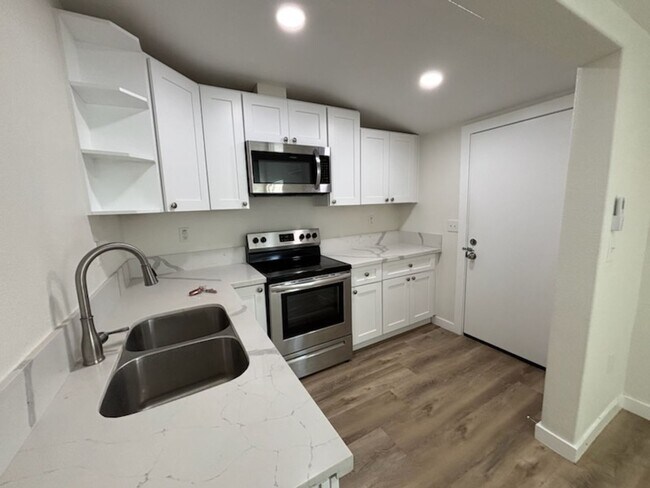 Building Photo - 5650 Ensenada Way