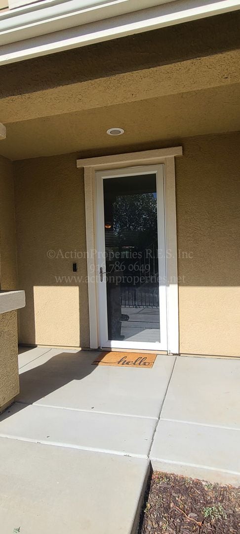 Building Photo - Center of Lincoln, Spacious 4 Bedroom 3.5 ...
