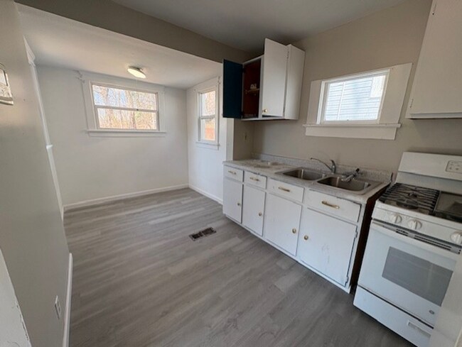 Foto del edificio - Truly Updated 2-Bedroom Rental Near North Akron Conveniences