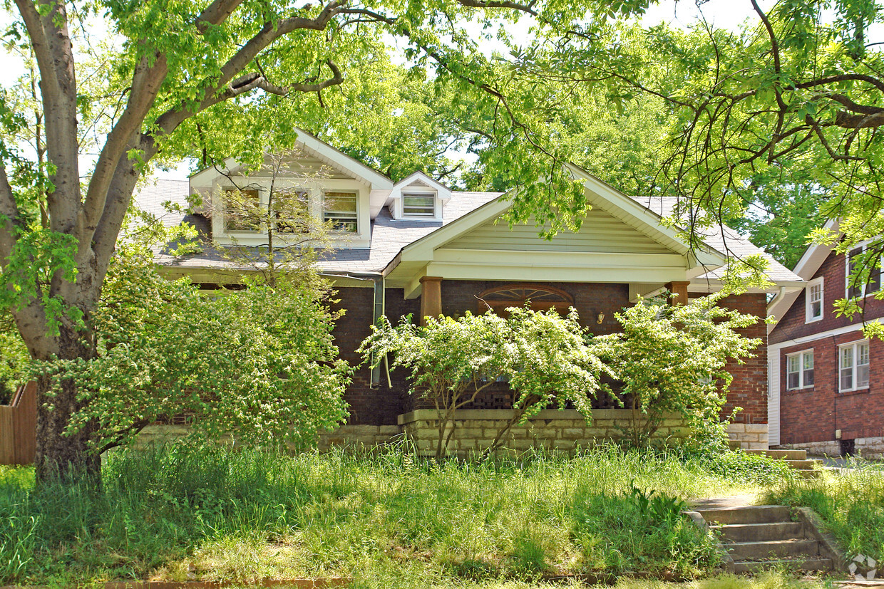 could not get a good alt shot due to overgrown foliage. - M. Mcnamara 5-1-08 - 1616 19th Ave S