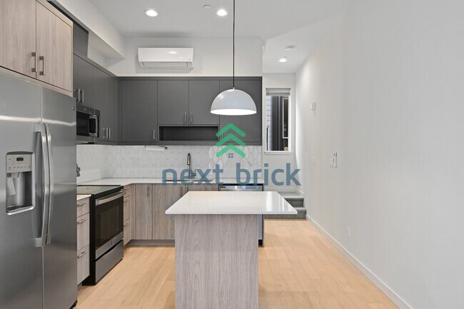 Foto del edificio - "Charming 3-Bedroom Townhouse Retreat in the Heart of Seattle - 3104C SW Avalon Way!"