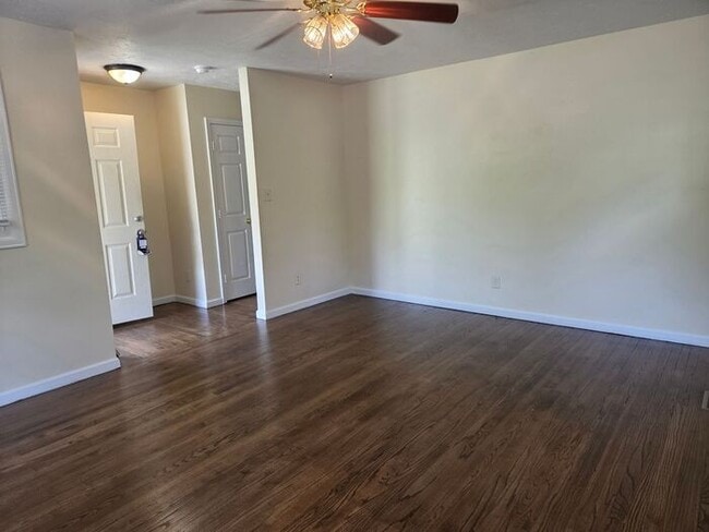 Foto del edificio - 5897 Columbine Rd