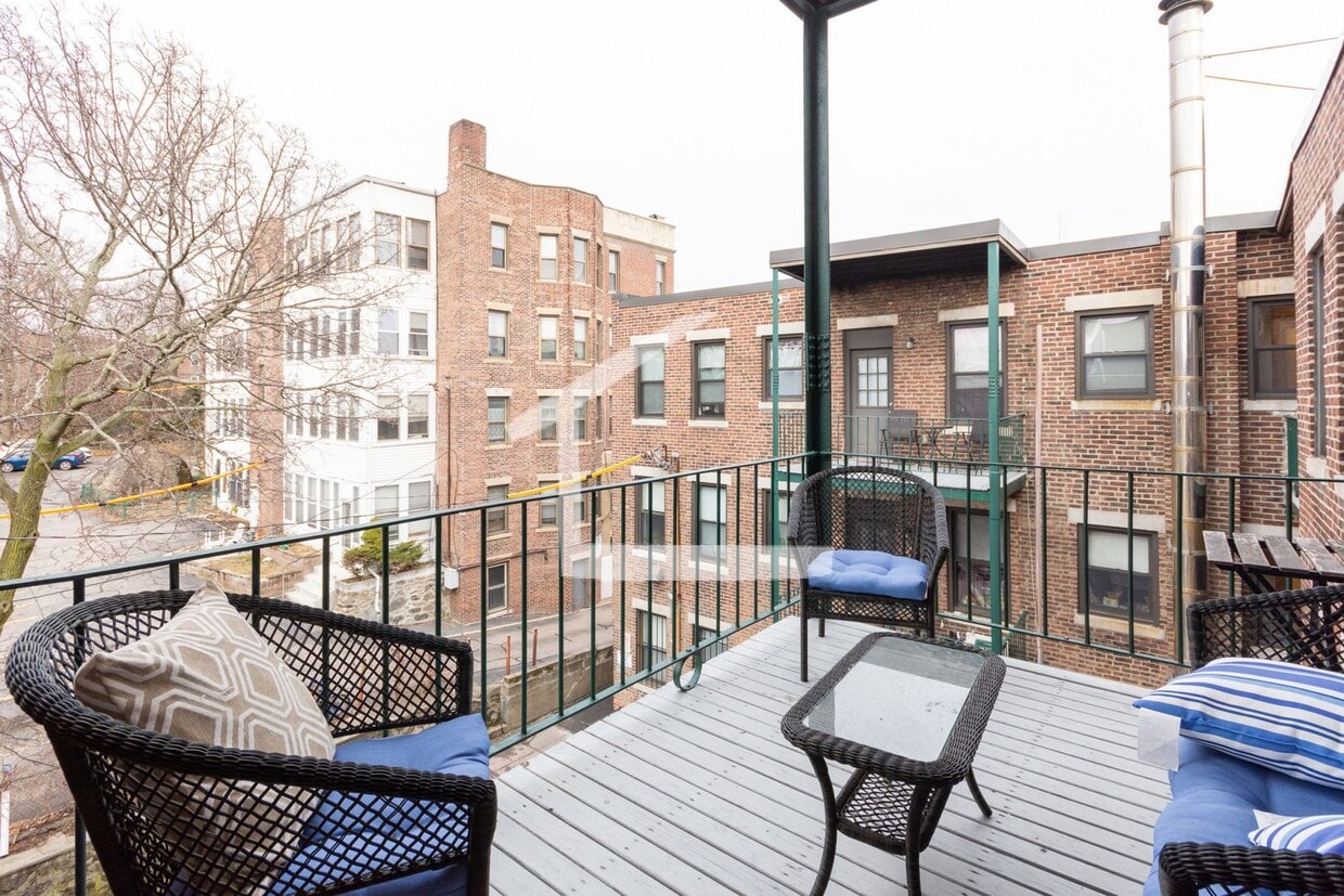 Primary Photo - Large Sunny 4 bed with Porch