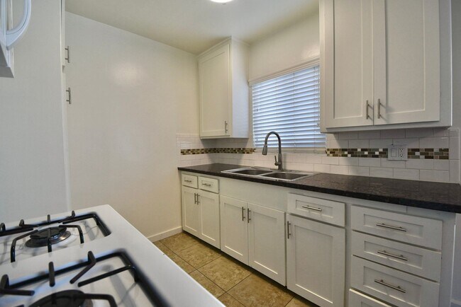 Building Photo - 14025 Moorpark St