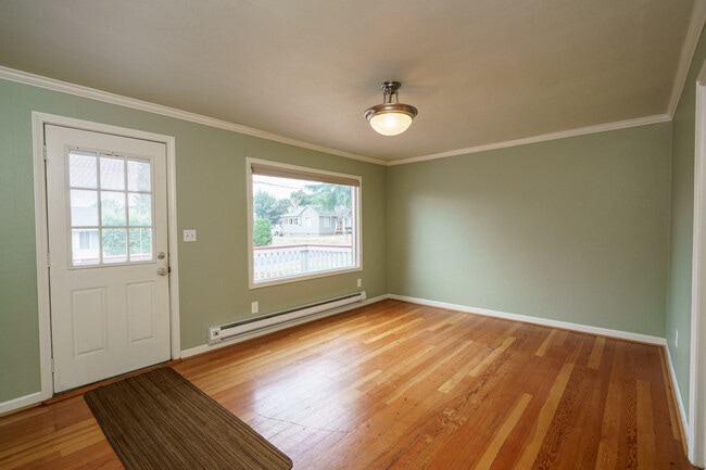 Building Photo - 2 Bedroom with Bonus Room and Office on La...