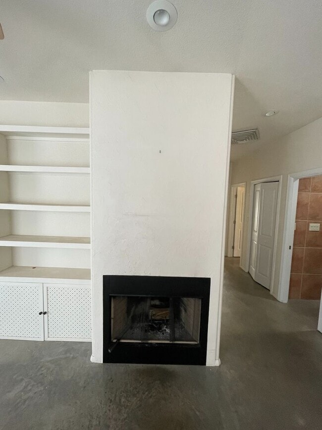 Building Photo - Beautiful 3 Bedroom 2 bathroom