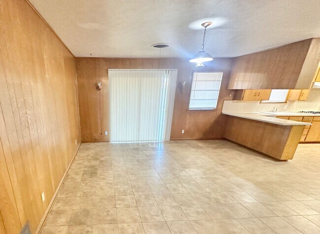 Foto del edificio - AVAILABLE NOW !!