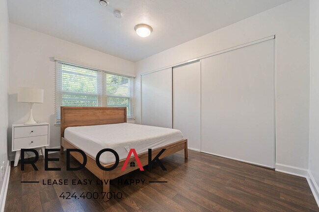 Building Photo - ~6 Weeks FREE~ Beautiful, Spacious Vintage...