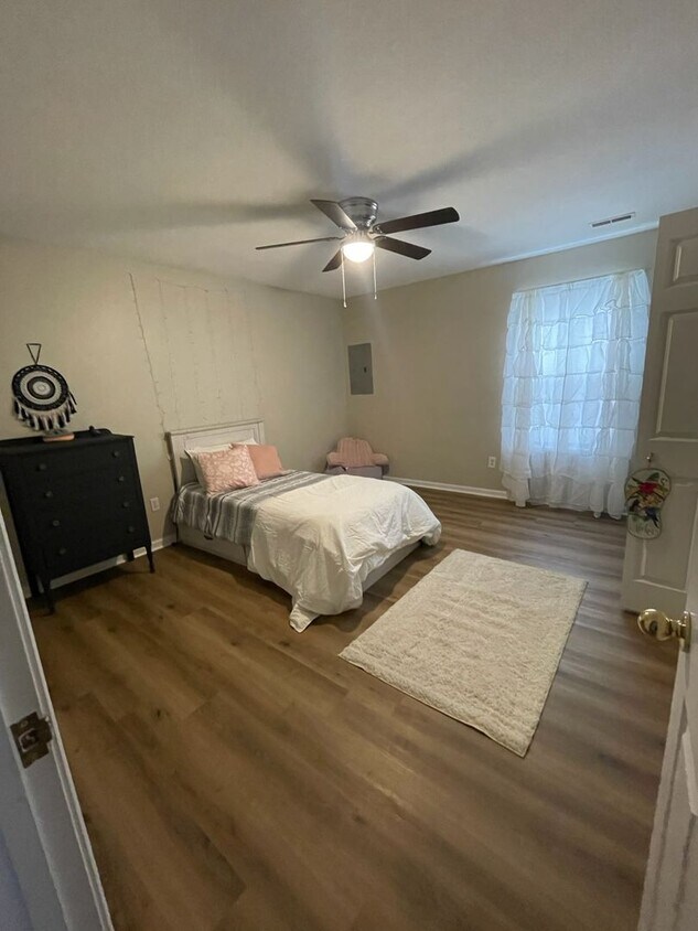 Foto del edificio - 3BR/2BA/1 car garage- AVAILABLE 8/8/25