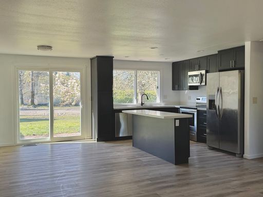 Foto del edificio - Charming 4BR Home with Huge Yard - W/D and Garage