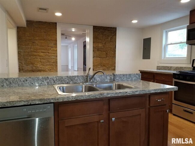 Foto del edificio - 118 Dodge St