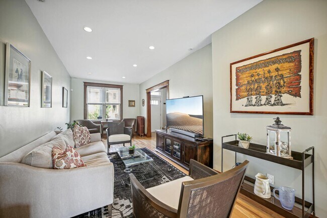 Foto del edificio - Modern Rowhome with Private Parking Pad! AVAILABLE NOW!