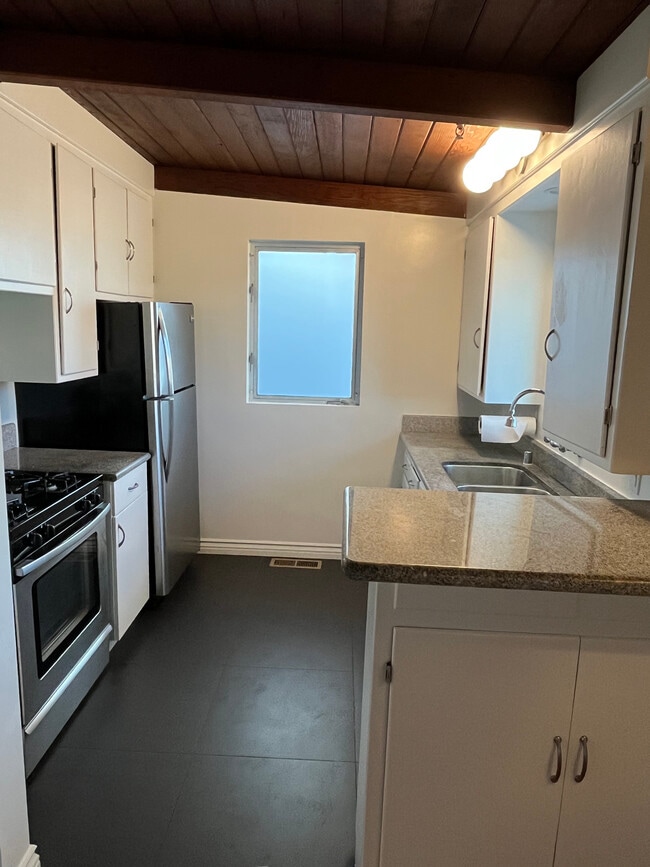 Kitchen - 625 S Catalina Ave