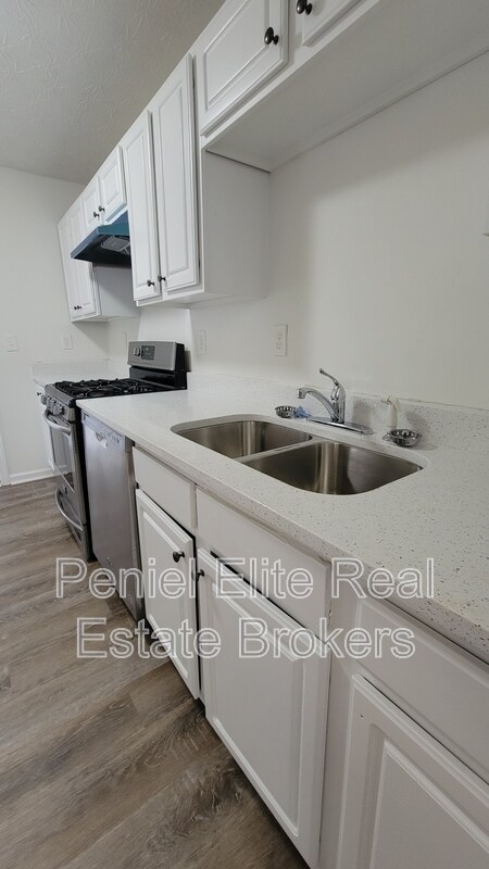 Building Photo - 3206 Diamond Blf