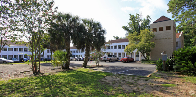 Building Photo - Burt Reynolds Complex