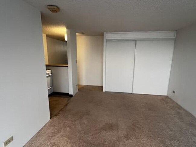 Foto del edificio - Pearlridge Square Large Studio with AC, Washer/Dryer, and Reserved Parking Stall