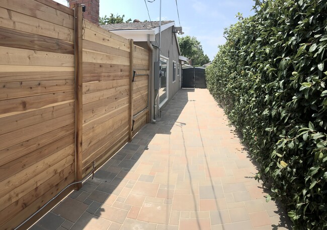 Foto del edificio - 10166 Petit Ave