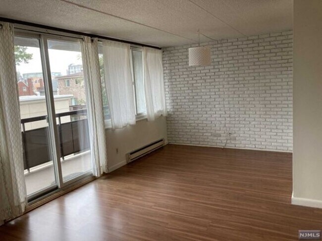 Building Photo - 555 Gorge Rd