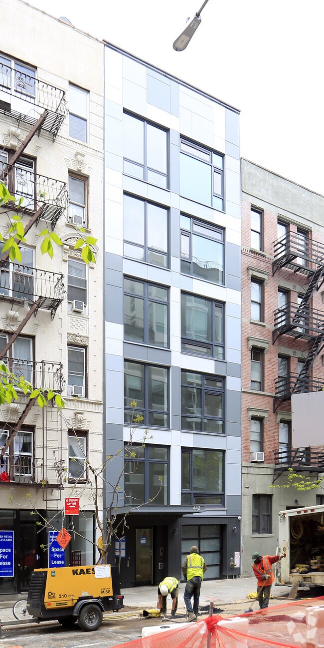 Building Photo - 442 E 13th St