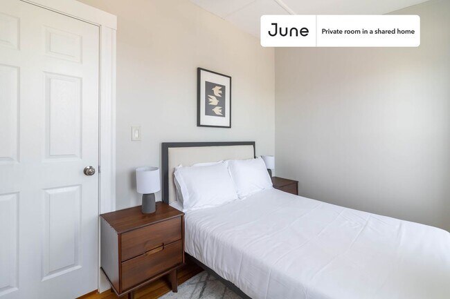 Building Photo - Private bedroom in 5 bed/1 bath Home