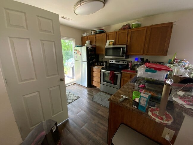 Building Photo - 3 Bedroom/2 Bathroom duplex