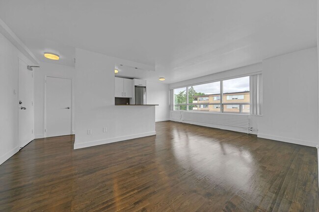 Building Photo - 265 Russell Hill Road