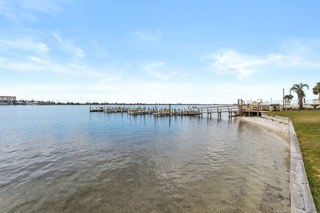 Foto del edificio - 308 Miracle Strip Pkwy SW