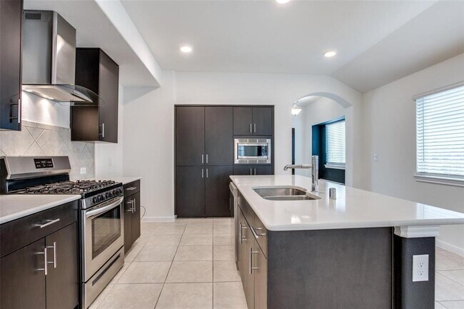 Building Photo - 1304 Rosebush Rd