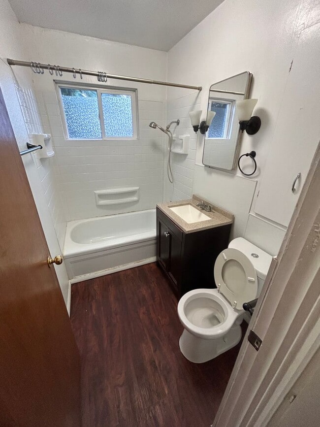 Building Photo - 3 Bedroom/1 bath Home avaiable now.