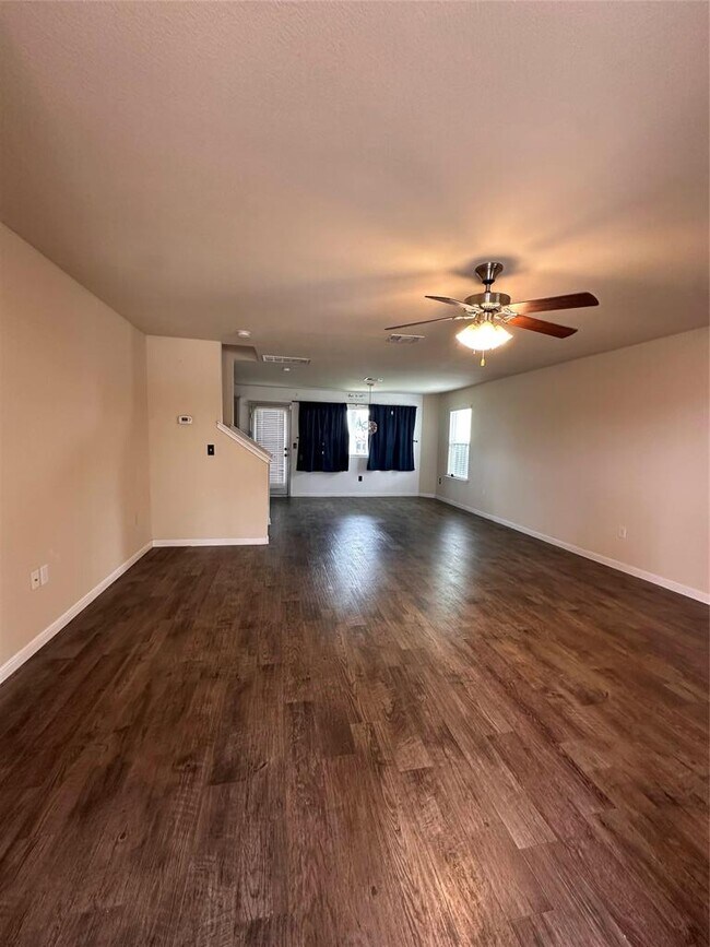 Foto del edificio - 207 Liard River Rd