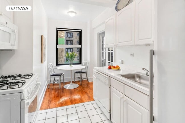 Building Photo - 210 E 68th St