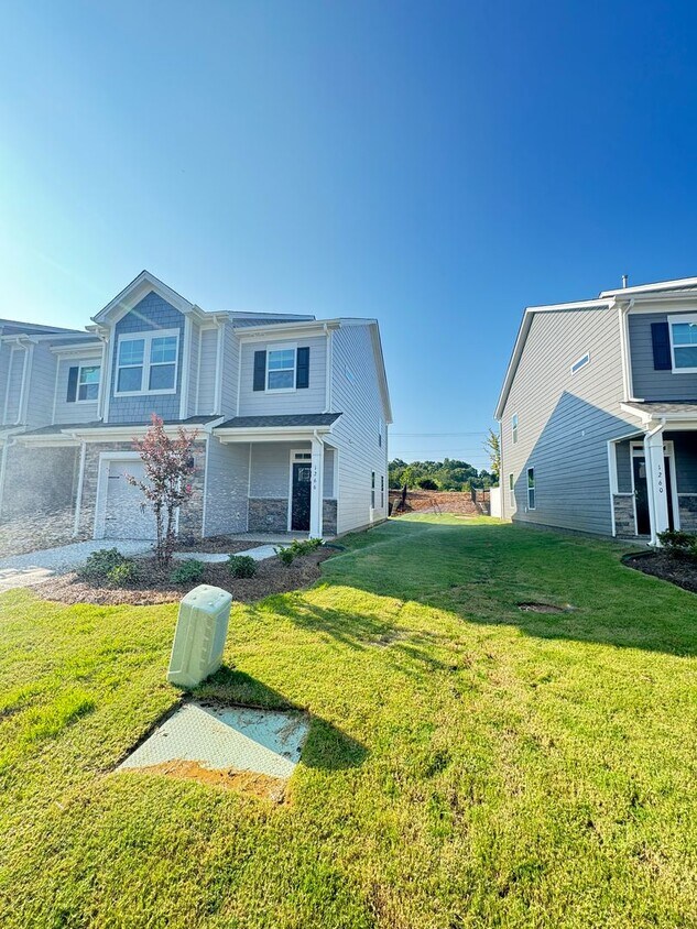 Primary Photo - New 3bed/2.5ba Townhome in Huntersville cl...