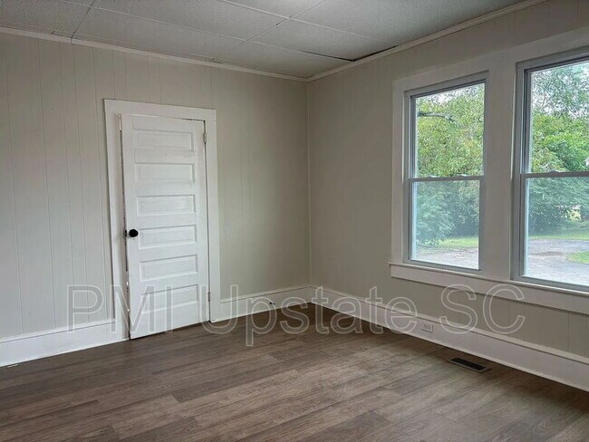 Photo - 10 E Main St House