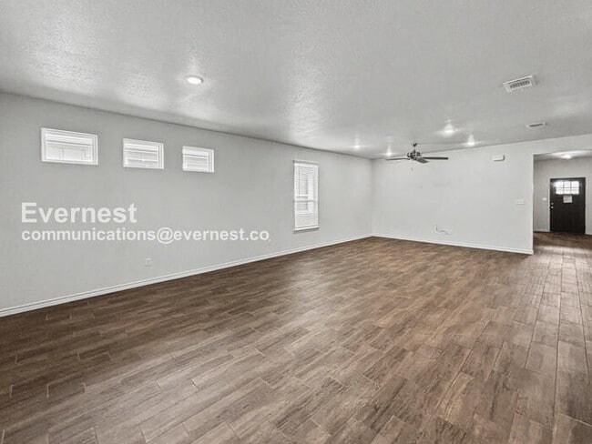 Building Photo - 2208 Hornbeam St