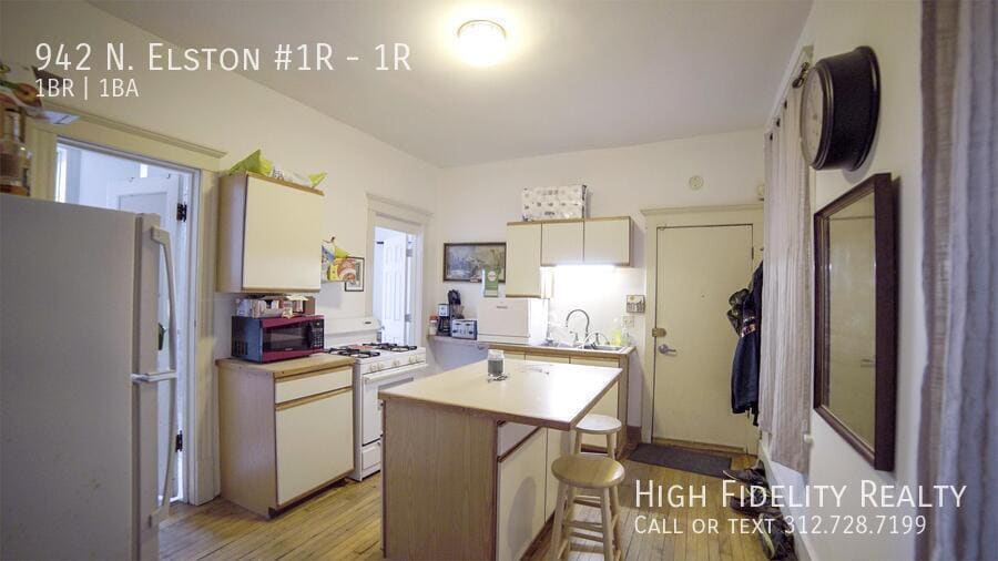 Building Photo - 942 N Elston Ave