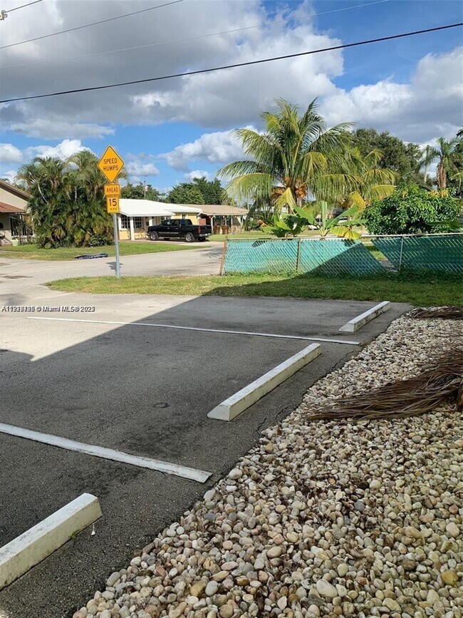 Foto del edificio - 200 NE 45th St