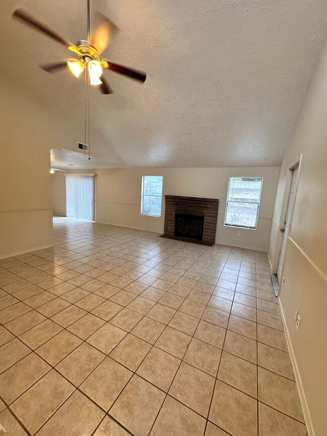 Building Photo - 3 Bedroom 2 Bathroom with 2 Car Garage