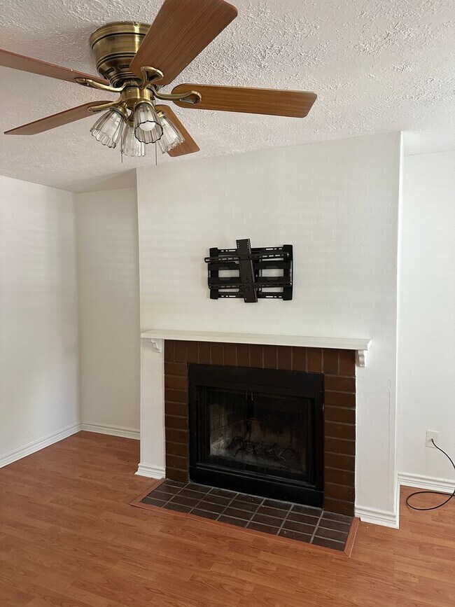 Building Photo - Bryan - 1 bedroom / 1 bath, really close t...